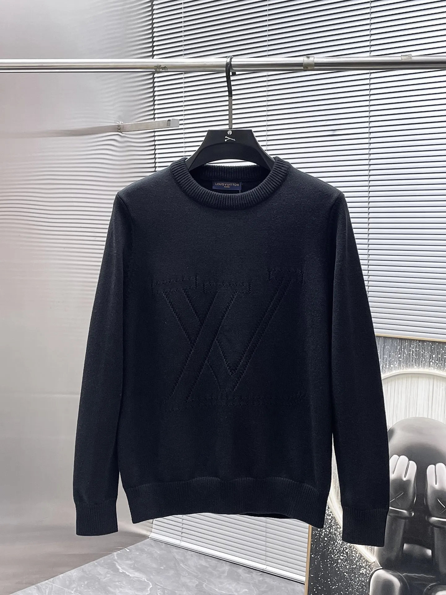 🅿️440 Louis Vuitton LV 2025ss new wool blended round neck long-sleeved sweater cardigan bottoming sweater, high-end version! The custom-made fabrics at the counter are highly breathable and comfortable, with impeccable details and brand element design concepts, reflecting high quality. It feels delicate and soft! It presents a casual cut and the upper body shape is great! 🐉Code size: M-3XL
